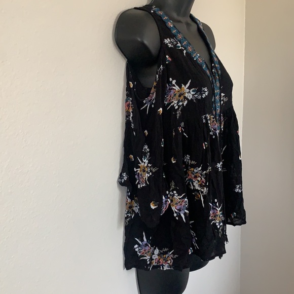 Xhilaration Black and Blue Floral Cold Shoulder V Neckline Bohemian Top - Picture 6 of 9